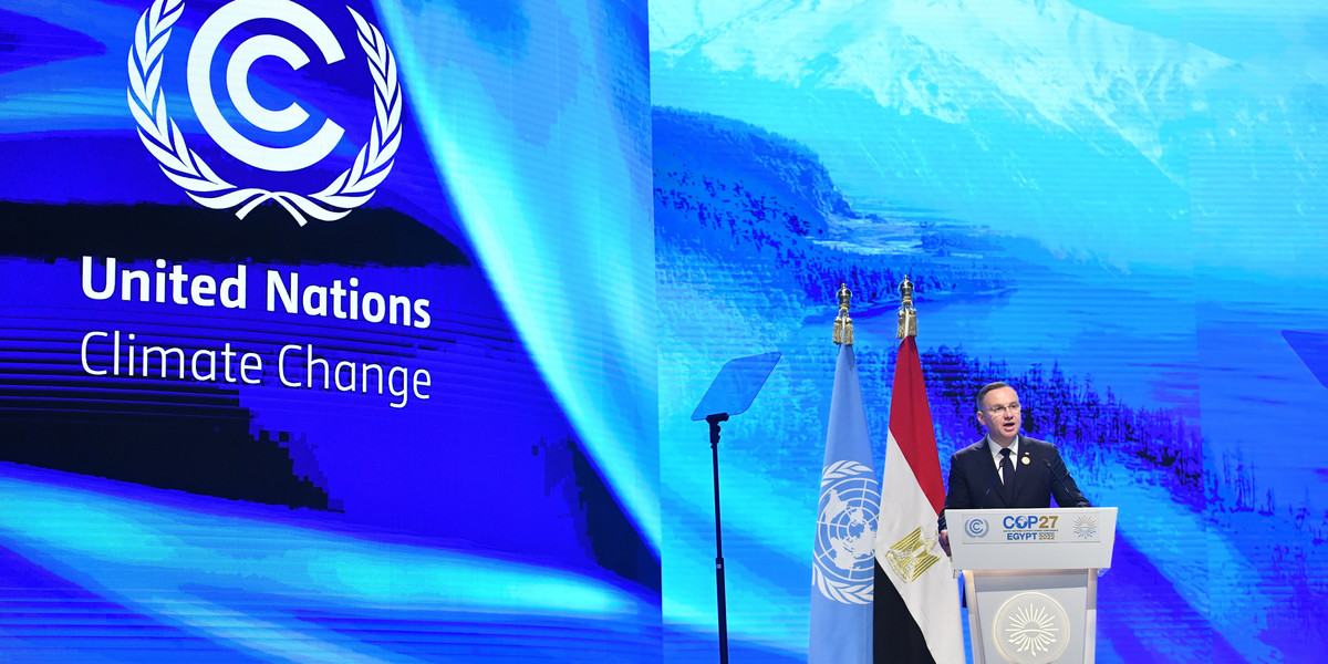 Prezydent Andrzej Duda przemawia na sesji plenarnej Konferencji COP27 w Szarm el-Szejk.