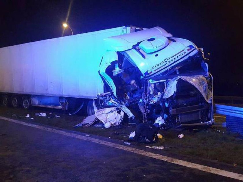 Groźny wypadek pod Gorzowem. Tir uderzył w pługopiaskarkę