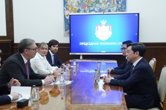 Vučić sa Kaj-Fu Lijem: Nove tehnologije donose uštedu vremena i bolje odluke