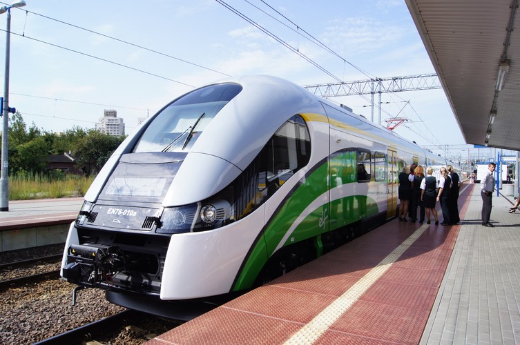 Bardzo udany od strony wizualnej, gorzej z jego niezawodnością. Takich elektrycznych pociągów produkcji Pesy Koleje Mazowieckie używają 16. Po Mazowszu jeżdżą w barwach tego przewoźnika od 2011 r. <br><br>

W tej wersji Elf ma 166 miejsc siedzących (z rozkładanymi siedzeniami prostopadłymi do kierunku jazdy ich liczba wzrasta 183). Miejsc stojących jest 240. Ten pociąg może rozpędzać się z pasażerami do 160 km/h. <br><br>

Elf to popularny elektryczny zespół trakcyjny Pesy, których ten producent z Bydgoszczy sprzedał już ponad 90. Oprócz Kolei Mazowieckich Elfy jeżdżą też m.in. w Kolejach Śląskich, Kolejach Wielkopolskich i PolRegio (byłych Przewozach Regionalnych).