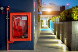 Ochrona przeciwpożarowa. Jakie obowiązki ma właściciel budynku lub terenu?