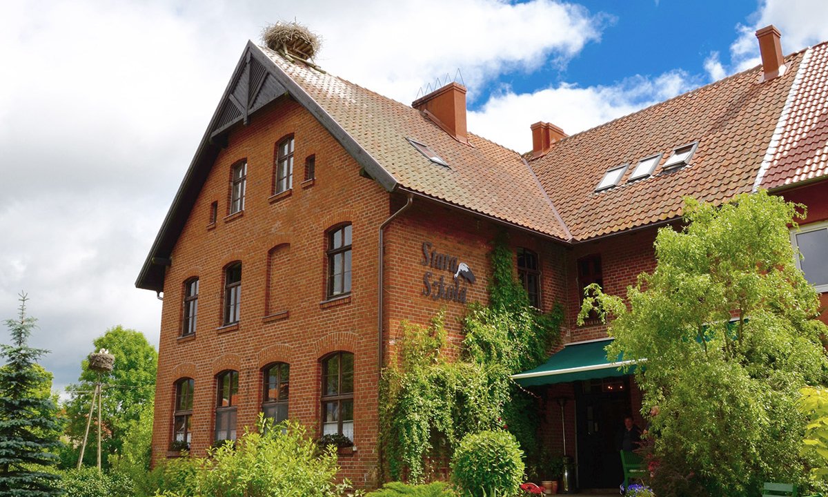 Kupili starą szkołę za 150 tys. zł. "Zarabia na nasze utrzymanie"