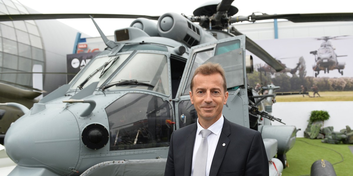 Guillaume Faury, CEO Airbus Helicopters przed wojskowym śmigłowcem Caracal