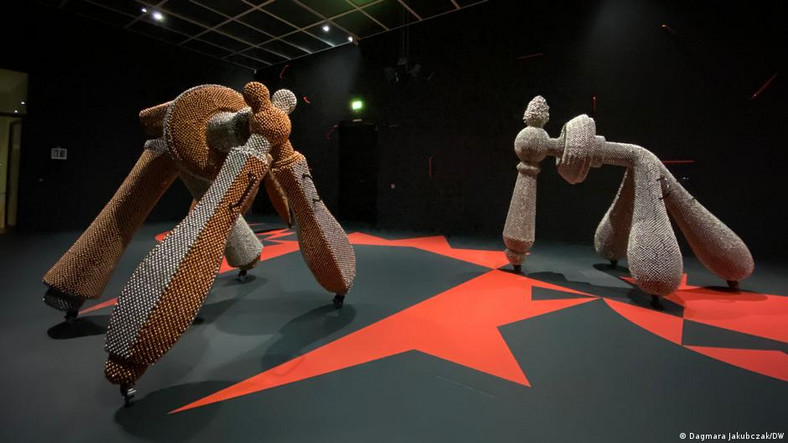 Wielkie obiekty z metalowych dzwoneczków to inspirowana "Baletem Triadycznym" praca Haegue Yang