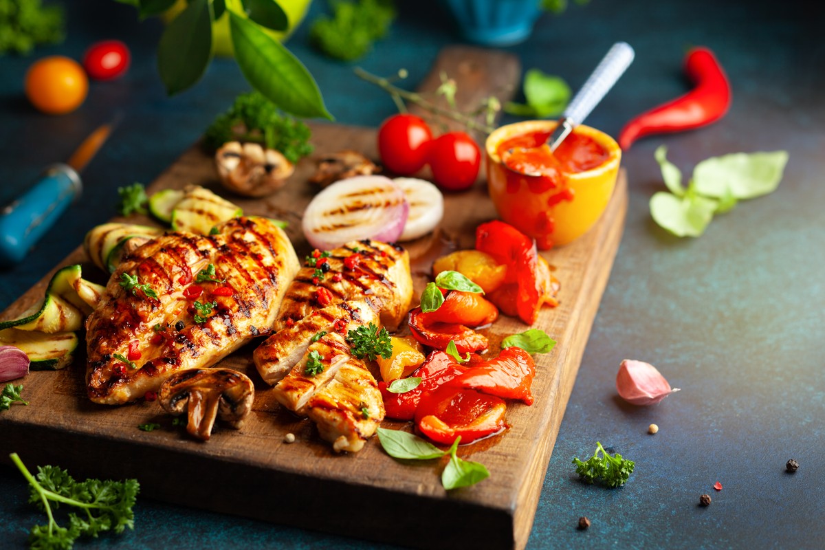 Grillowane filety z kurczaka z mozarellą i guacamole. Danie w sam raz na majówkę