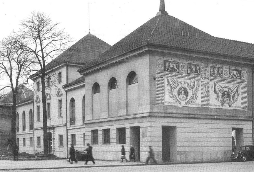 Arsenał Królewski w Warszawie w roku 1938. Widać podcień, a na ścianie widnieje sgraffito.