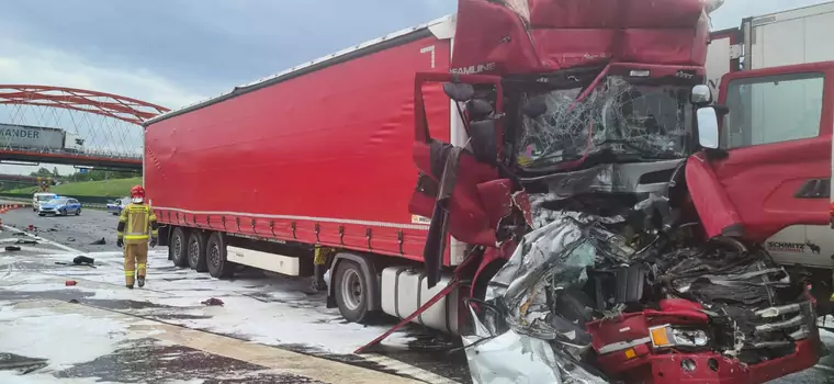 Autostrada A1 zablokowana. Ciężarówki zmiażdżyły auto osobowe