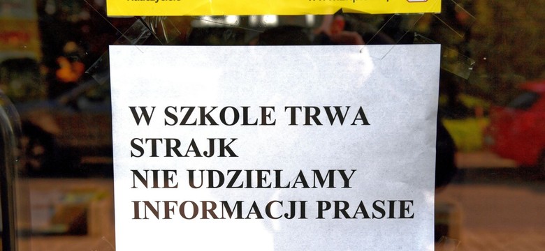 Pracownicy MEN przychodzą do pracy z dziećmi, w szkołach puste korytarze [ZDJĘCIA]