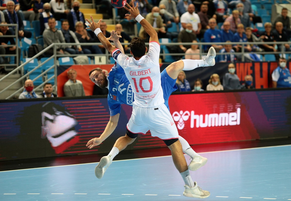 Zawodnik Orlenu Wisły Płock Michał Daszek (tył) i Maxime Gilberta (przód) z Fenix Tuluza podczas meczu grupy A Ligi Europejskiej piłkarzy ręcznych