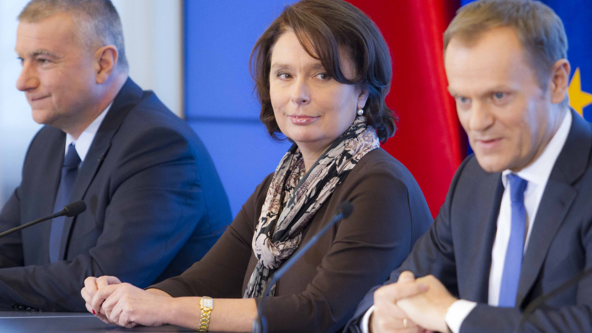 Rzeczniczka rządu Małgorzata Kidawa-Błońska zadeklarowała w poniedziałek, że premier Donald Tusk jest gotów do debaty "jeden na jeden" z Jarosławem Kaczyńskim na dowolny temat. - Polski już nie stać na kolejne show o pietruszce - mówi rzecznik PiS Adam Hofman.