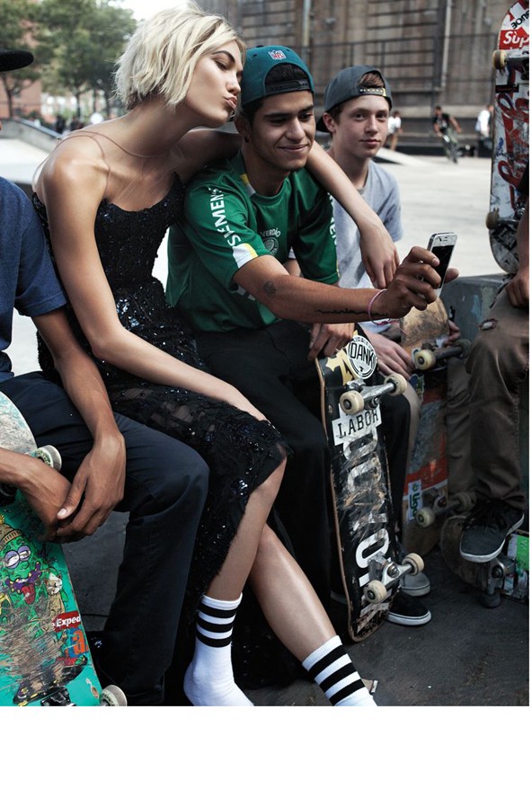 Karlie Kloss báliruhákban és papucsban az Interview magazinban!