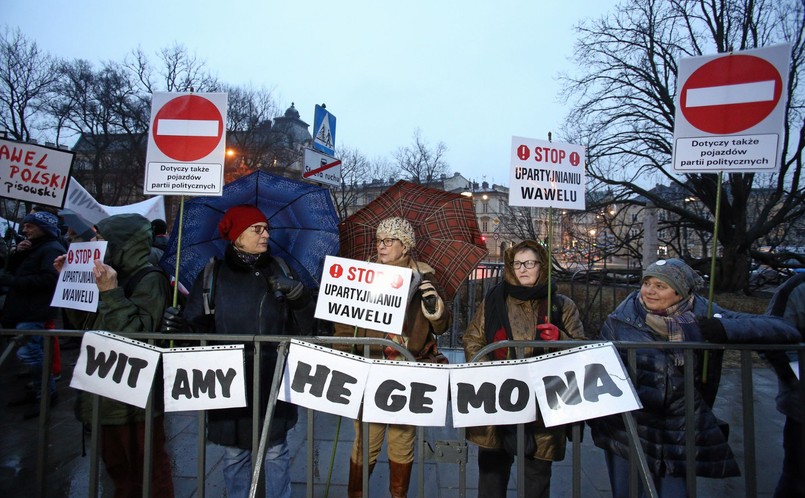 Prezes PiS Jarosław Kaczyński przyjechał w sobotę wieczorem na Wawel, gdzie złoży kwiaty na grobie Lecha i Marii Kaczyńskich. Jego wjazdowi na wzgórze towarzyszyła demonstracja "przeciw upartyjnieniu Wawelu" i okrzyki "Będziesz siedzieć".