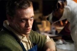 Kadr z filmu „DogMan, na zdjęciu Caleb Landry Jones