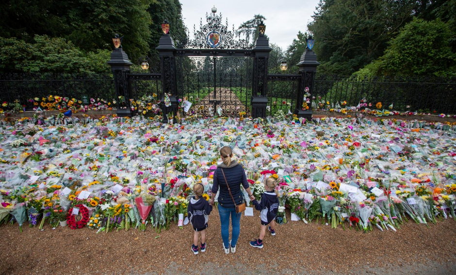 Kwiaty przed bramą do rezydencji królowej Sandringham w Norfolk