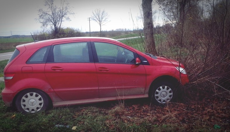 Czerwony mercedes, który wypadł z drogi