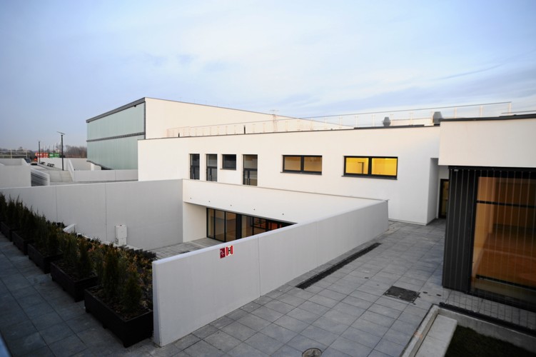 Dach obiektu został obsypany ziemią i obsadzony bylinami. W przyszłości ma znajdować się na nim 12 tysięcy roślin.