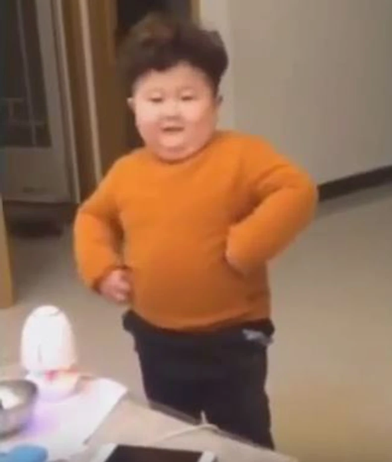 Mališan koji pleše isti Kim Džong Un