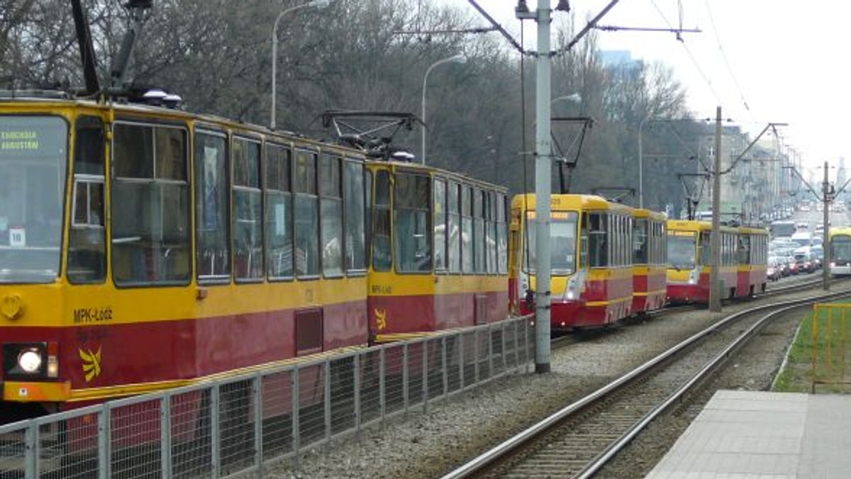 Zderzenie dwóch tramwajów w Łodzi. 18 osób jest rannych - informuje TVN24.