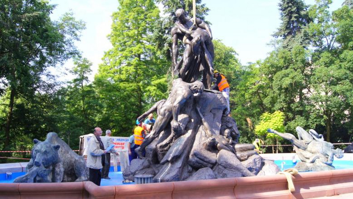 Dramatyczną scenę biblijnego potopu ponownie podziwiać będzie można w całej okazałości rzeźby, w fontannie Parku Kazimierza Wielkiego przy placu Wolności w Bydgoszczy.