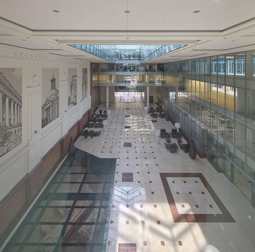 Biurowiec jest już w 75 proc. wynajęty przez takich najemców jak PKN Orlen, Rabobank, BRE Bank, Euronet i Legg Mason.Biurowiec Senator - atrium główne, fot. Ghelamco