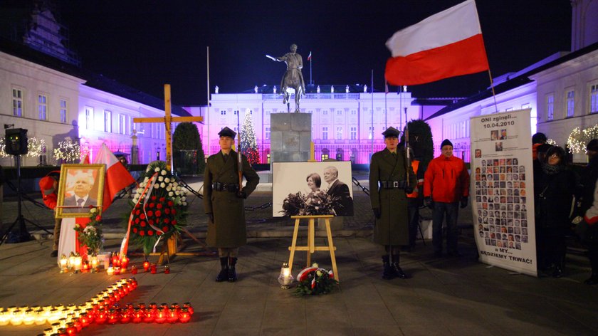 MON tłumaczy się z żołnierzy na miesięcznicach