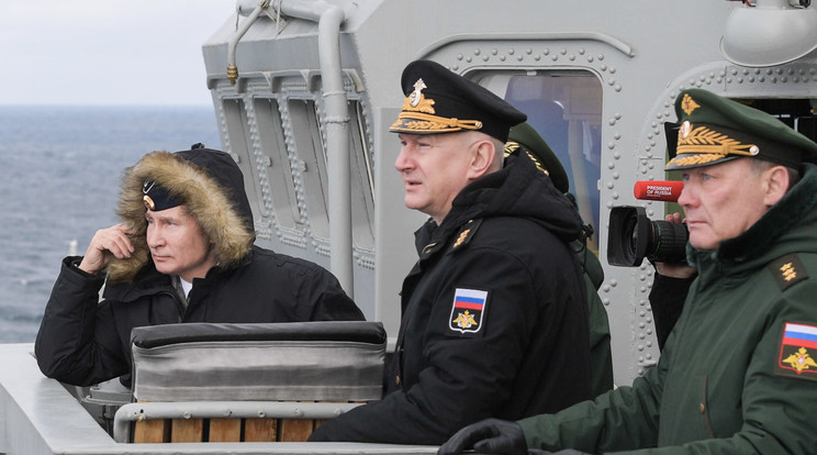 A kép jobb oldalán Alekszandr Dvornyikov, az ukrajnai hadművelet új parancsnoka, a bal szélen Vlagyimir Putyin / Fotó: Profimedia