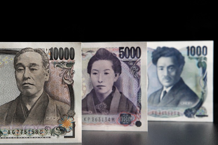 Japoński jen umacniał się bardziej od przewidywań. Według Wall Street Journal banki centralne na świecie zwiększyły swoje rezerwy w jenach o 22 proc. w ciągu ostatnich czterech lat.