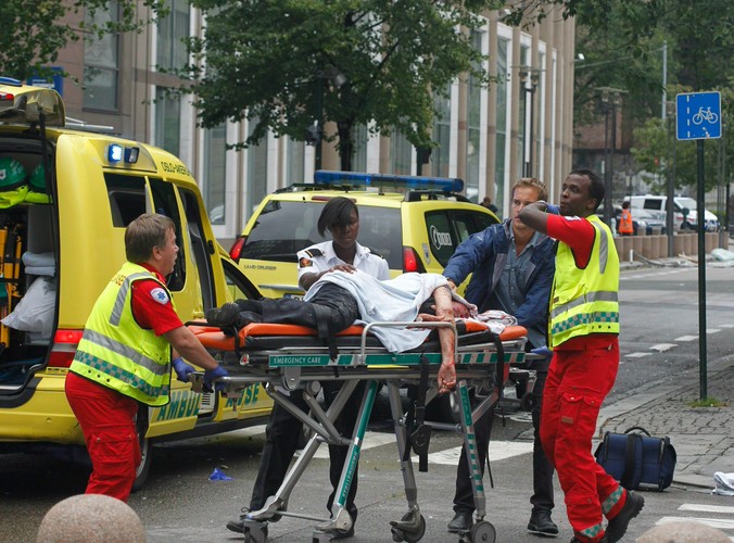 Pomoc rannym po eksplozji w Oslo