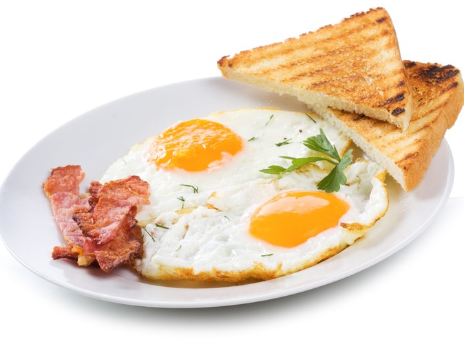 Jedz dużo węglowodanów na śniadanie. Badania wykazały, że ludzie, którzy wyeliminowali węglowodany z diety częściej mają problemy z pamięcią, niż ci, które je spożywają. Dlaczego? 'Komórki mózgowe potrzebują węglowodanów, które są wprowadzane do organizmu wraz z glukozą' - mówi autor badań dr Robin Kanarek z Tufts University. Polecamy pieczywo pełnoziarniste i inne węglowodany złożone, trawione wolniej, aby dostarczyć stabilniejszy 'strumień' glukozy do organizmu. Przykładowo: pełnoziarniste bułeczki lub kromka chleba tostowego z jajecznicą; do tego filiżanka herbaty owocowej. Dzięki takiemu śniadaniu szare komórki są od rana na wysokich obrotach.