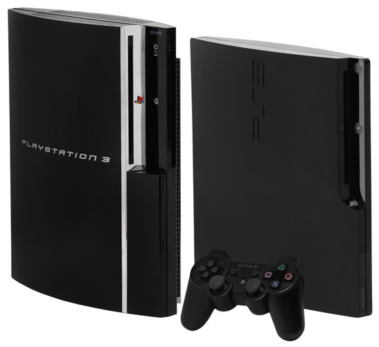<b>PlayStation 3 (2006)</b>
<br><br>
Godny następca PS2, a zarazem pierwsza konsola wyposażona w napęd Blue-Ray. Mniej awaryjna od XboX'a 360 i oferująca podobną specyfikację sprzętową. Do dziś zwolennicy konsoli Microsoftu sprzeczają się z fanami PS3 o to, która z konsol generuje lepszy, barwniejszy i płynniejszy obraz. Ilu ludzi -  tyle opinii. Podobnie jak XboX 360, Playstation 3 sprzedało się na świecie w ponad 70 milionach egzemplarzy.
<br><br>
(fot. Wikimedia Commons, Evan-Amos)