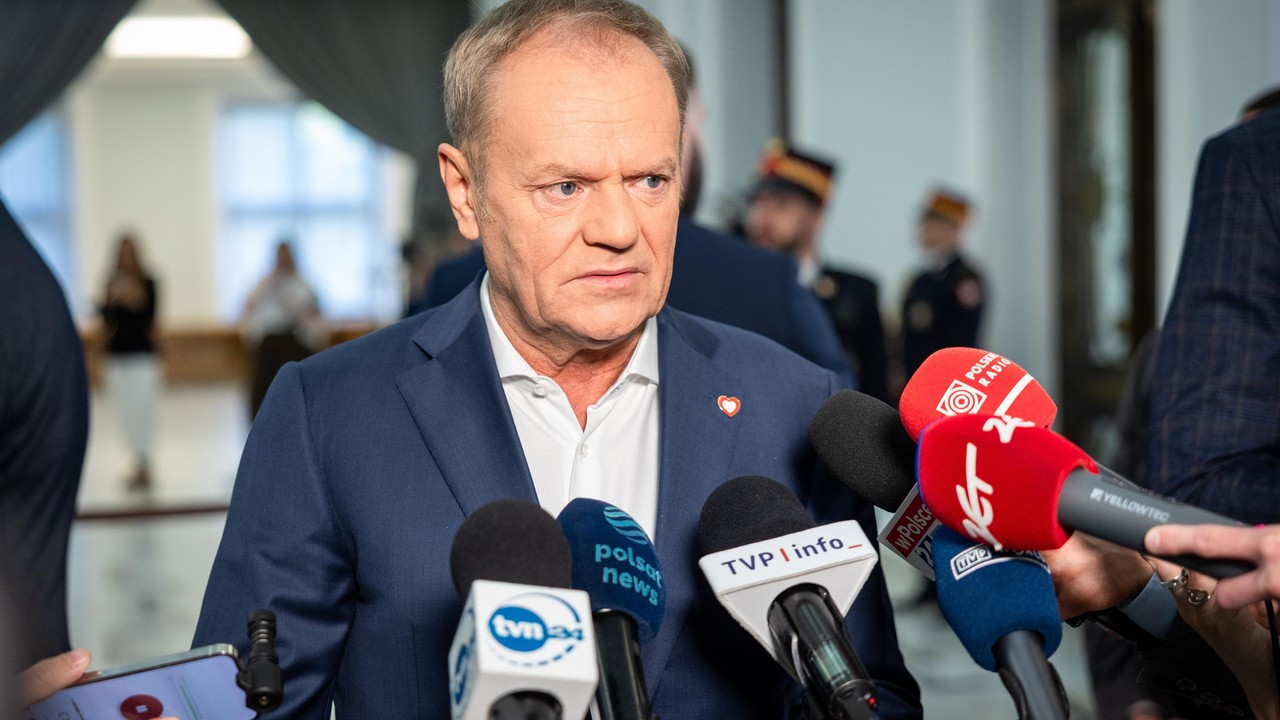 "Naczelni". Donald Tusk coraz częściej mówi Jarosławem Kaczyńskim sprzed paru lat