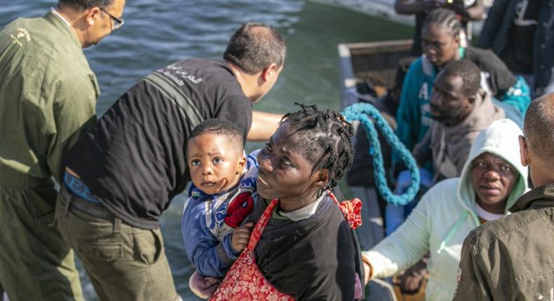 Des migrants africains au large de la ville de Sfax, dans le sud de la Tunisie, le 28 octobre 2022. © Yassine Gaidi / Anadolu Agency via AFP