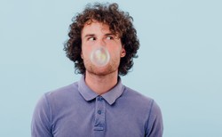 Uwaga na szczękę "herosa"! Jak guma do żucia wpływa na zęby i stawy?