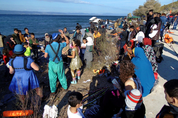 Burze i silny wiatr nie powstrzymują migrantów. Wczoraj na Lesbos przybyło ich 2,5 tys.
