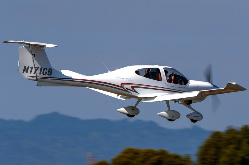 Pilot narysował w powietrzu strzykawkę. Tak chciał zwrócić uwagę na szczepienia