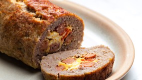 Pyszny obiad na niedzielę. Podajemy przepis, Ty gotujesz. Aromatyczna rolada z mięsa mielonego