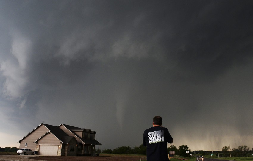 Fotograf Bred Mek, jedan od "lovaca na oluje" snima tornado u blizini kuće u Saut Hejvenu u Kanzasu