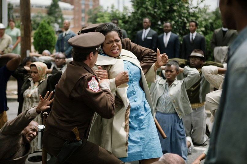 Centralnym bohaterem filmu jest oczywiście sam doktor King, ale reżyserka Ava DuVernay z dużym wyczuciem portretuje postaci z bliższego i dalszego otoczenia pastora, towarzyszące mu w procesie przełamywania społecznych i obyczajowych tabu związanych z rasą i poglądami. Akcja "Selmy" rozgrywa się w połowie lat 60., po zabójstwie prezydenta Kennedy'ego. Jego następca, Lyndon B. Johnson, był odpowiedzialny za wiele ważnych reform oraz walkę z dyskryminacją rasową, niemniej jego idee znajdowały wyraźny opór na amerykańskiej prowincji, zwłaszcza na Południu, co doprowadziło między innymi do zabójstwa samego Martina Luthera Kinga w 1969 roku