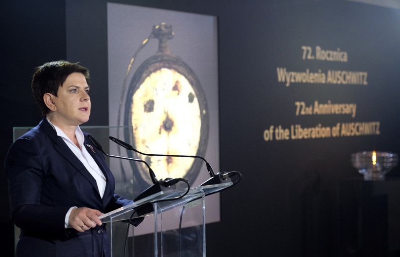 Premier Beata Szydło przemawia w budynku Sauny na terenie byłego obozu Auschwitz II-Birkenau