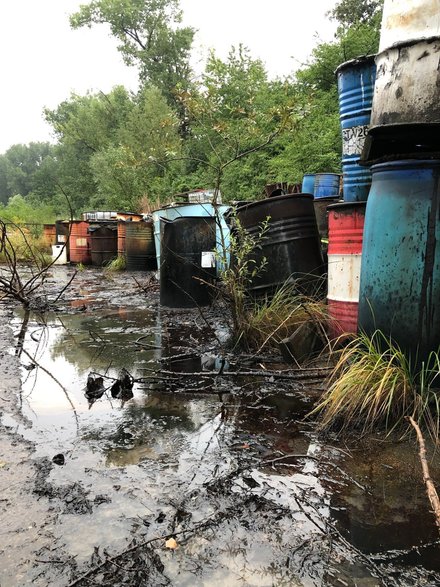 Odpady niebezpieczne na terenie byłych zakładów Terpen - 27.08.2022 - autor: Nadesłane przez czytelnika