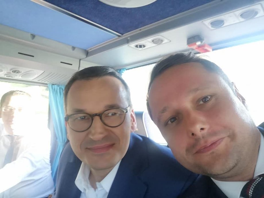 Michał Kotkowski i premier Mateusz Morawiecki podczas podróży wyborczym autobusem PiS w Wielkopolsce