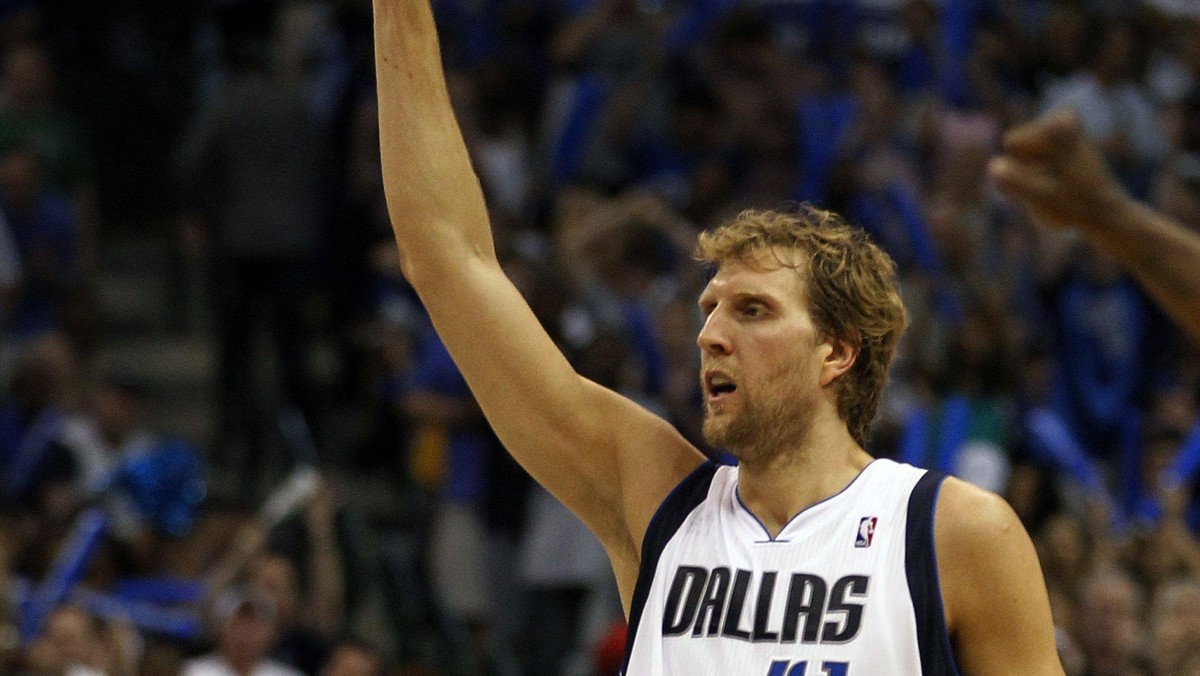 Dirk Nowitzki (L)