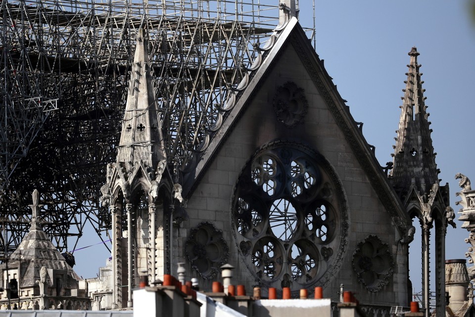 Zniszczenie po pożarze w Notre Dame