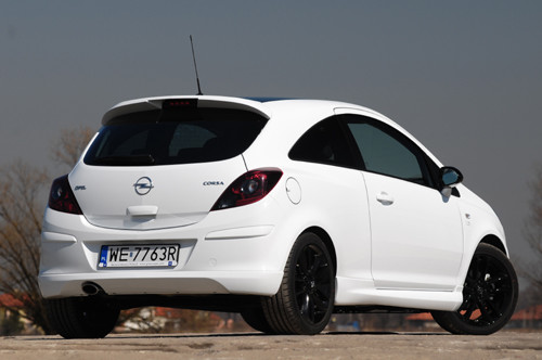 Opel Corsa 1.4 Black and White Intouch: Kontrast  emocjonalny