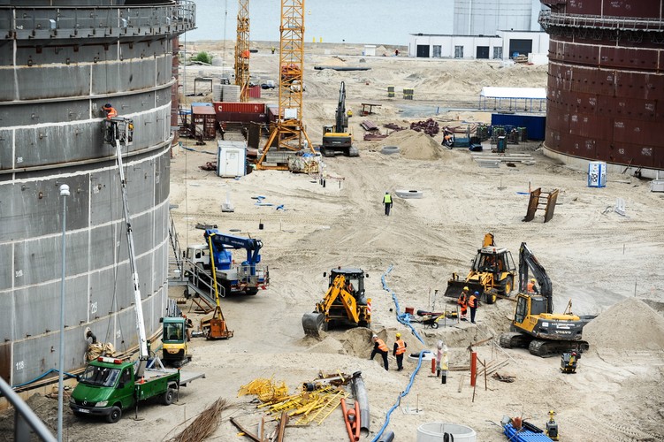 W drugim etapie budowy, którego zakończenie planowane jest na 2018 rok, zbudowane zostaną kolejne zbiorniki. W planach jest 14 zbiorników o łącznej pojemności 322 tysięcy metrów sześciennych, przeznaczonych do magazynowania między innymi produktów ropopochodnych, chemikaliów i paliwa lotniczego. <br><br>fot. (mgo) PAP/Piotr Pędziszewski