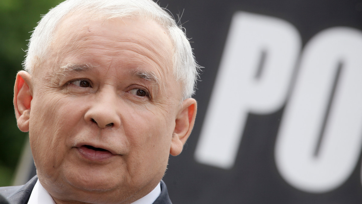 Jarosław Kaczyński krytykuje projekt raportu komisji śledczej ds. śmierci Barbary Blidy autorstwa Ryszarda Kalisza, w którym zawiera wniosek o postawienie przed Trybunałem Stanu prezesa PiS i Zbigniewa Ziobry. Donald Tusk zapowiada, że raczej nie poprze takiego wniosku. - Trudno o większe ośmieszenie się Donalda Tuska, niż ten wniosek - mówi Kaczyński w wywiadzie dla "Super Expressu".