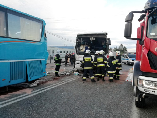 Miejsce wypadku dwóch autokarów na drodze krajowej nr 74 w miejscowości Rusiec koło Bełchatowa