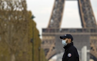 Macron przedłuża kwarantannę do 11 maja