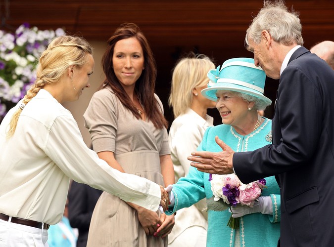 Z królową Elżbietą II witają się Caroline Wozniacki i Jelena Jankovic