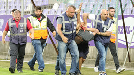 Verekedés tört ki az Újpest–Kisvárda meccsen: egy férfit vérző kézzel vezettek ki – fotók